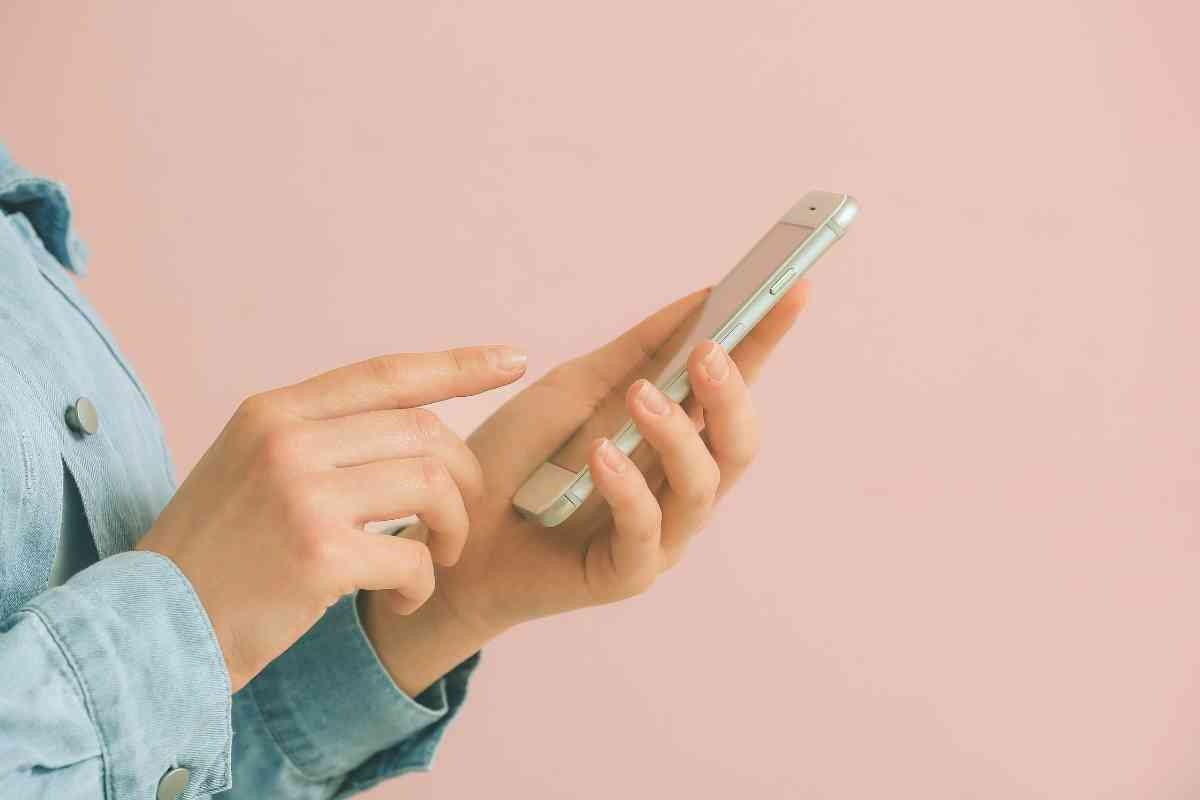 celular en mano