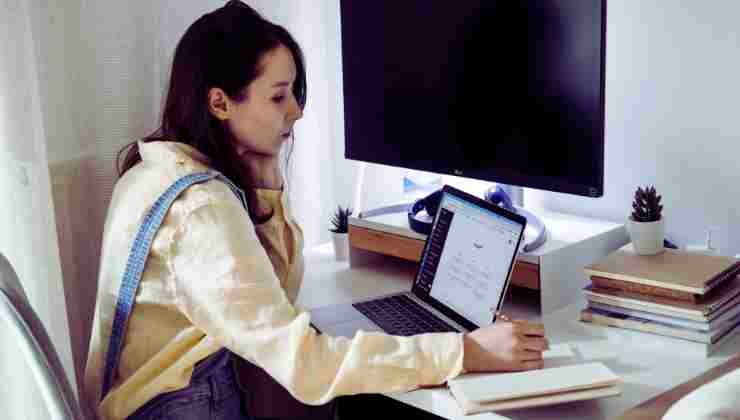 mujer al pc