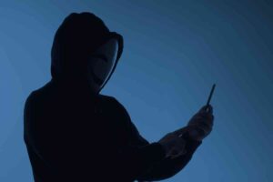 hombre con celular