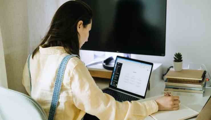 mujer trabajando a la computadora
