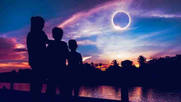 personas que ven el eclipsi