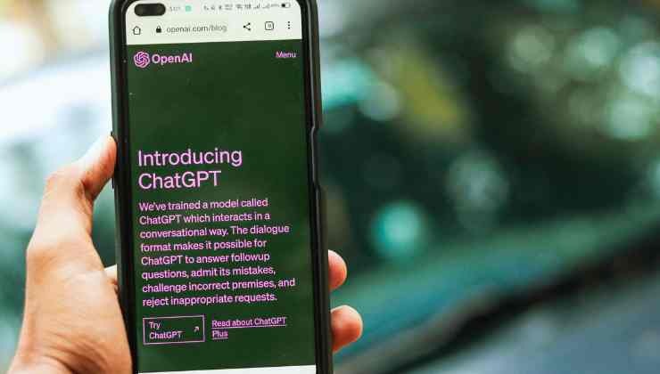 celular con ChatGPT en la busqueda internet
