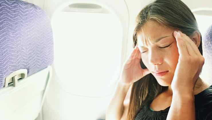 mujer ansia en avion