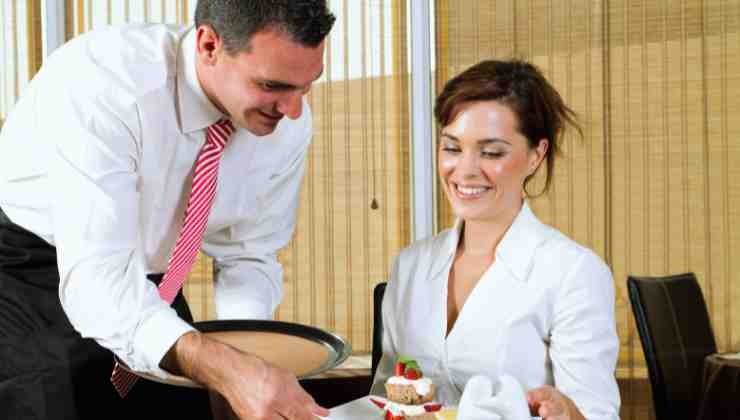 cliente y camarero