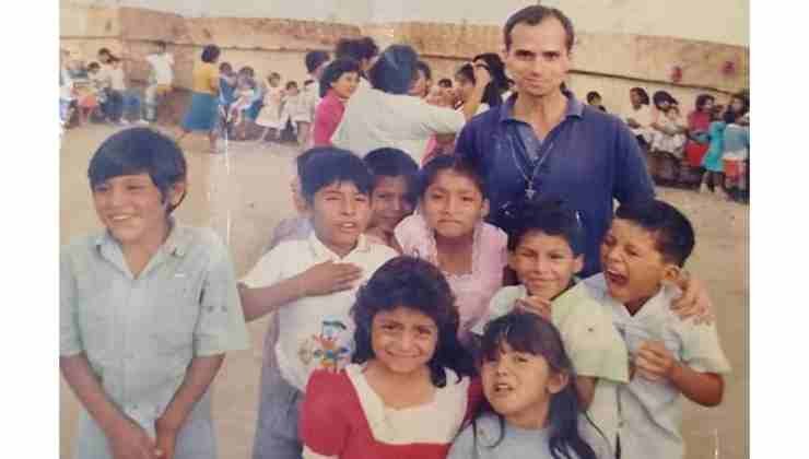 robert prevost con jovenes peruanos