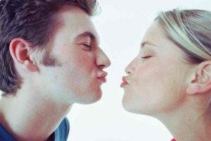 pareja se besa