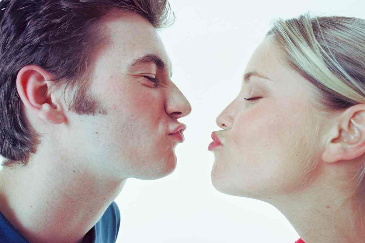 pareja se besa