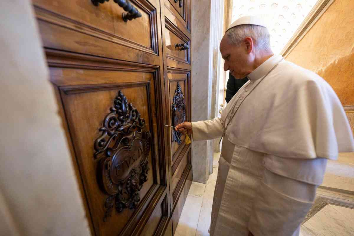 papa leon abra puerta