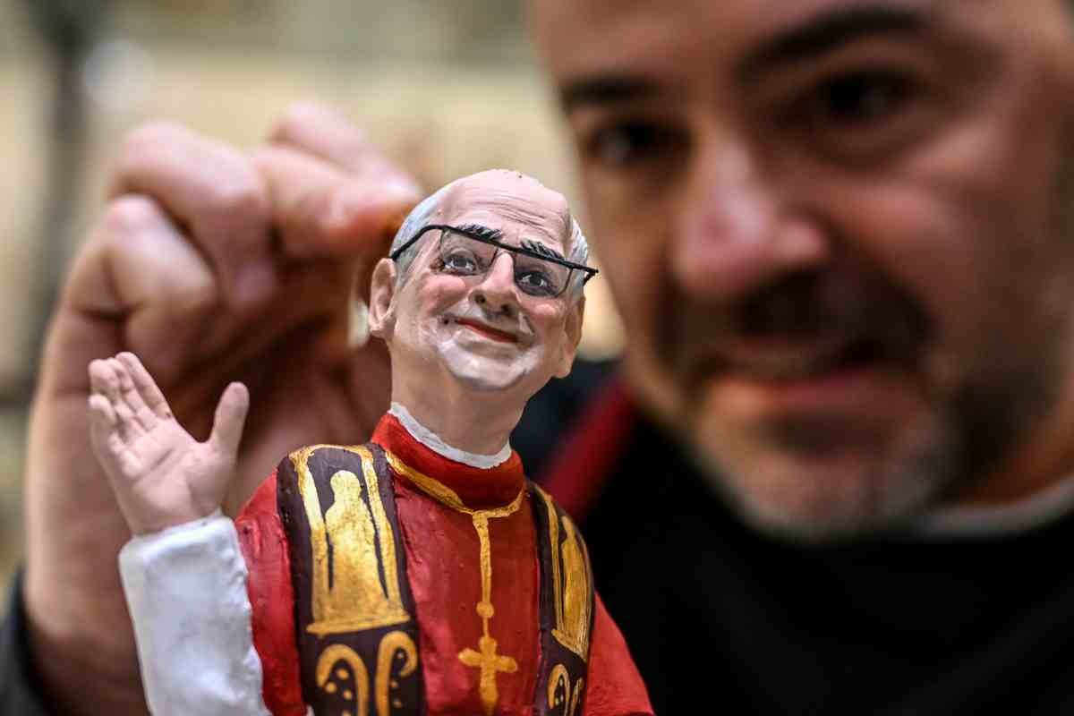 estatua papa leon genny