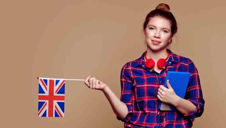 mujer con bandera inglesa y tablet