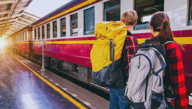 turistas esperando un tren