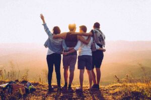 amigos que se abrazan