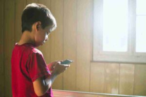 nino con movil