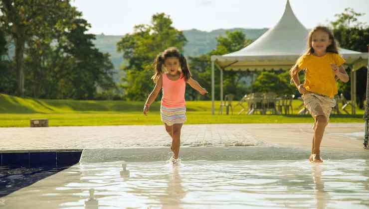 bambini giochi d'acqua