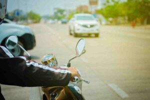 motociclista en calle
