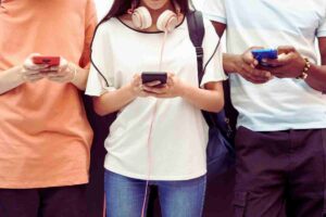 jovenes con celulares en mano