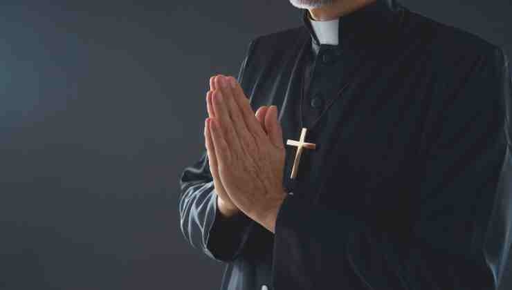 sacerdote rezando