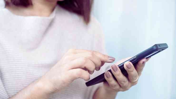 mujer con movil en mano