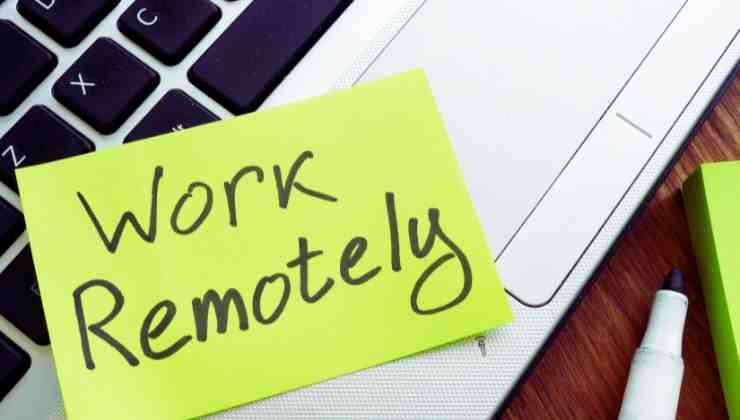 escrita work remotely en post it sobre pc 