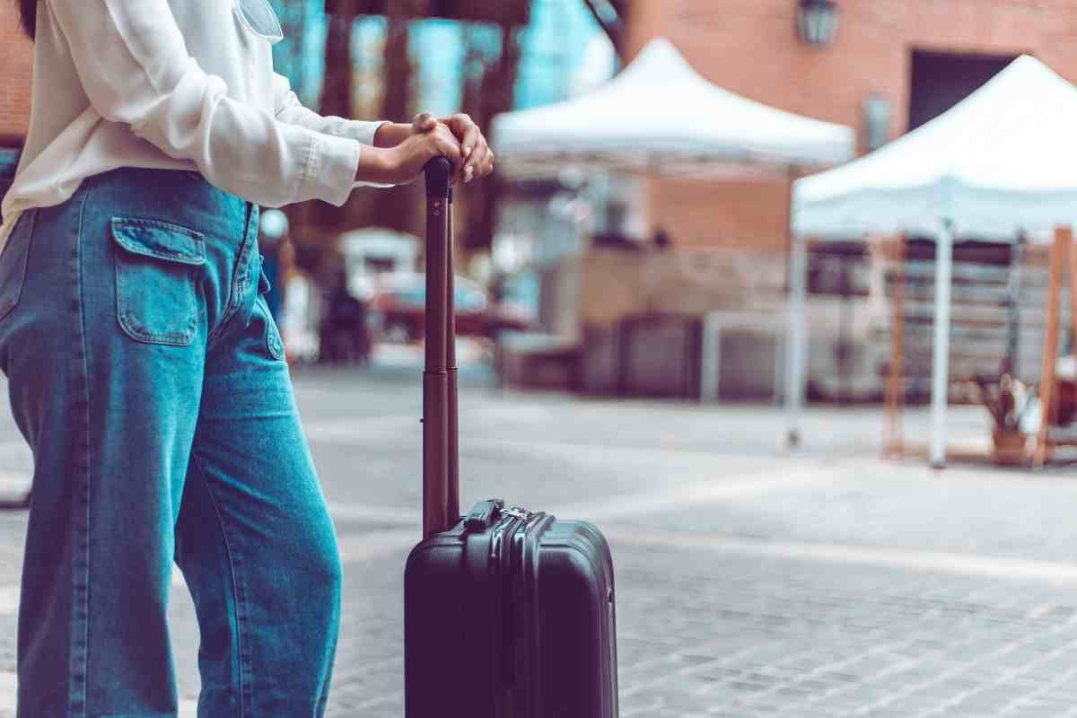 turista con trolley por la calle