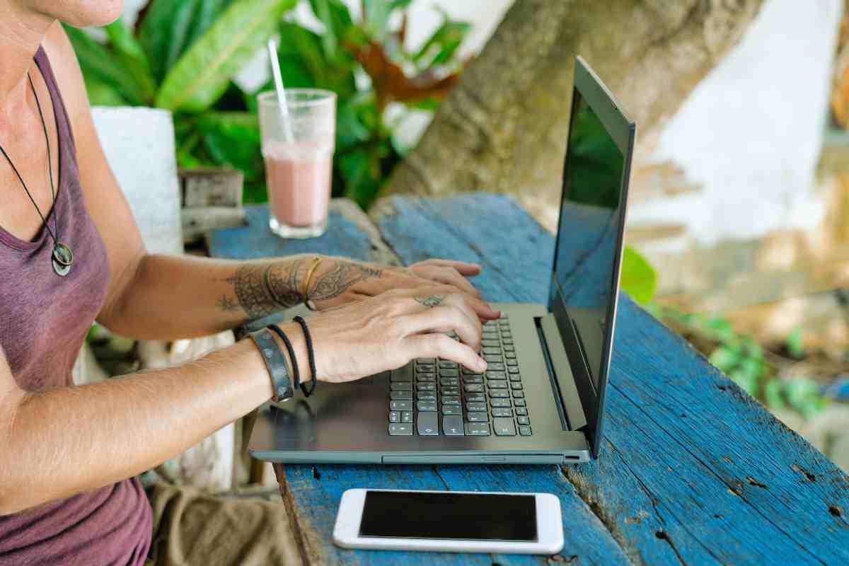persona que trabaja a la computadora