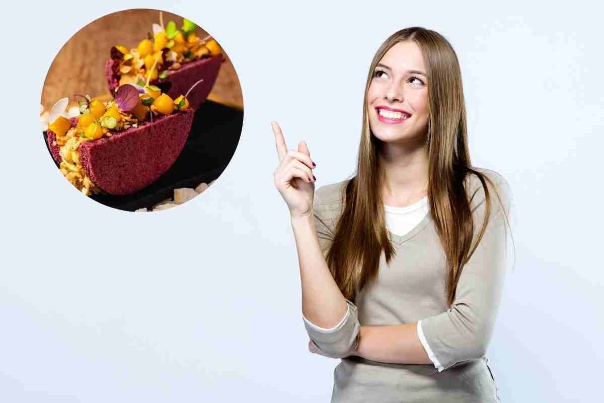 mujer que indica plato