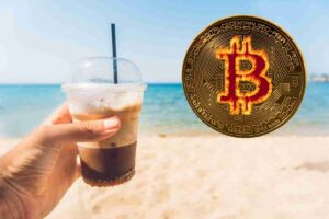 café en mano y bitcoin