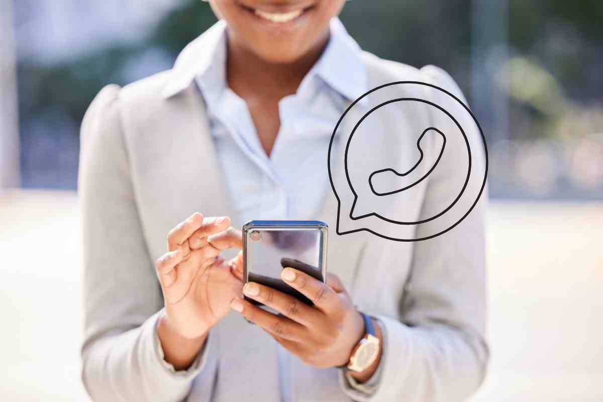 mujer con movil en mano