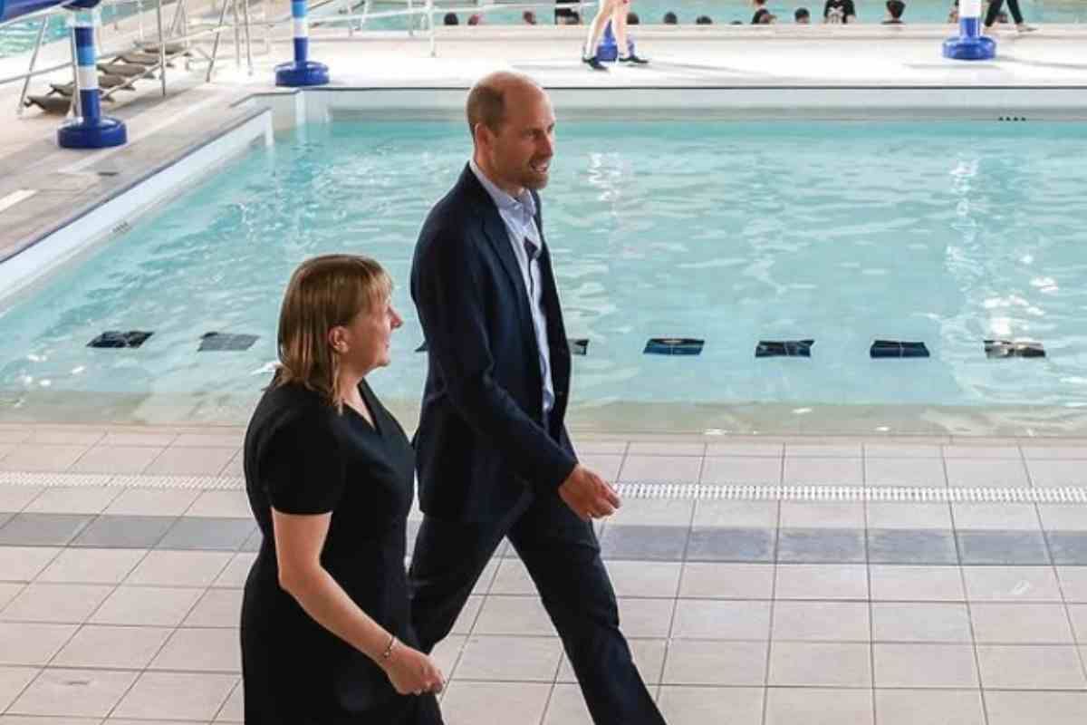 prince william caminando en piscina