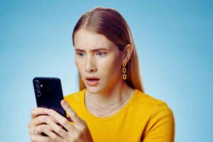 mujer preocupada con movil en mano