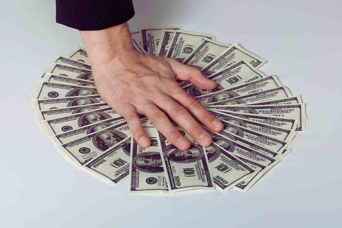 mano sobre dinero