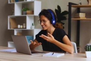 mujer hablando online
