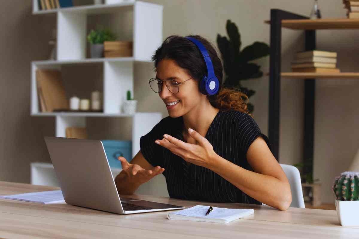 mujer hablando online