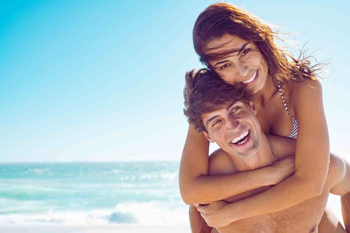 pareja abrazandose al mar