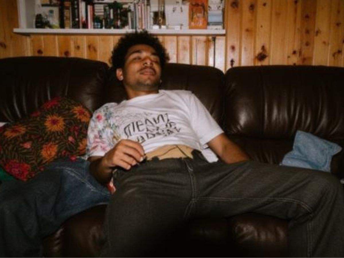 Hombre que duerme el 1 de enero