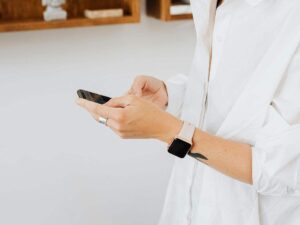 Mujer que utiliza el movil